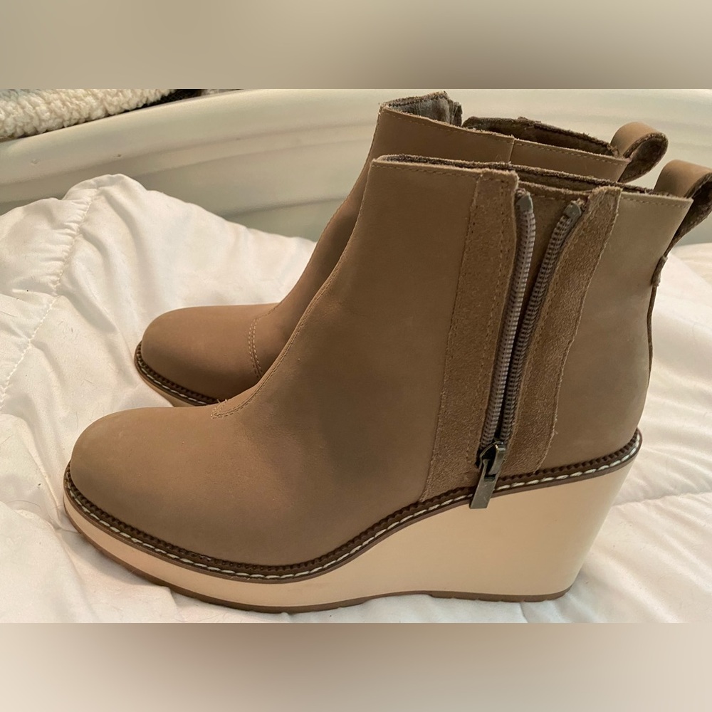 Toms wedge. Size 7